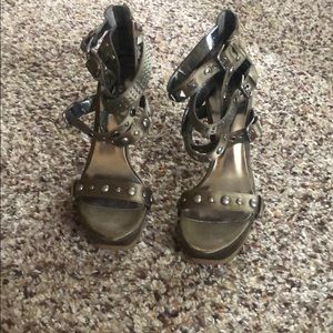 Guess strappy buckle heel shoes 6.5